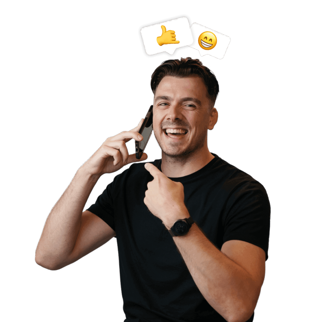 Vrolijke man belt lachend met smartphone en wijst naar zichzelf, met emoji’s boven zijn hoofd.