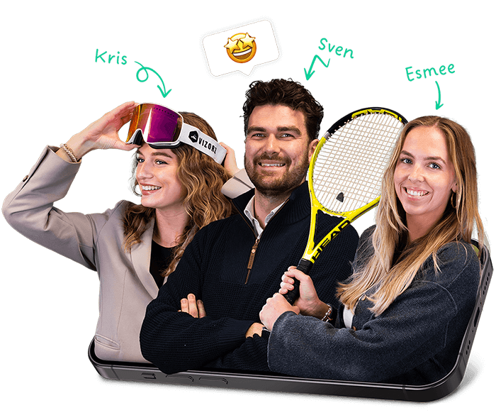 Drie jonge collega’s van Left Lane komen enthousiast uit een smartphone met sportattributen zoals een tennisracket en een skibril